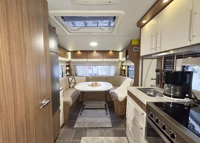 Unique Caravan With Private Sauna, Parking & Wifi * 로바니에미
